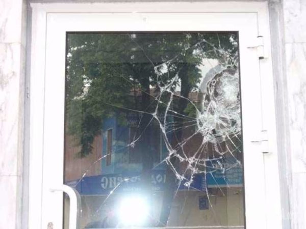 Антивандальная пленка не дает стеклу разлетаться на осколки