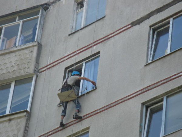 Для работ на высоте следует пригласить промышленных альпинистов