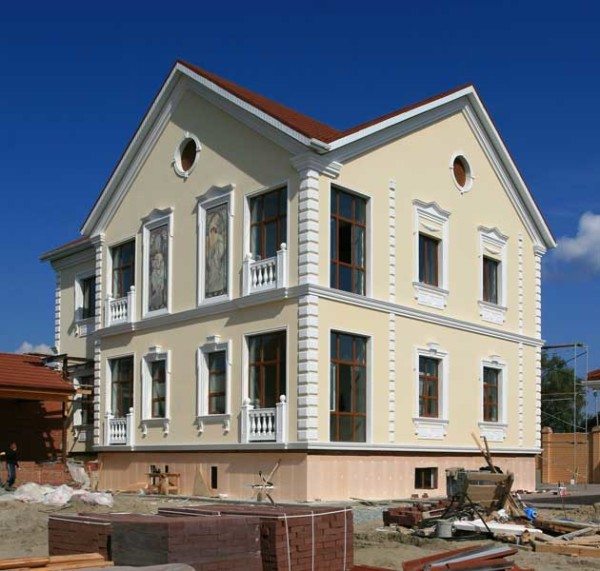 Дом с полиуретановым оформлением окон