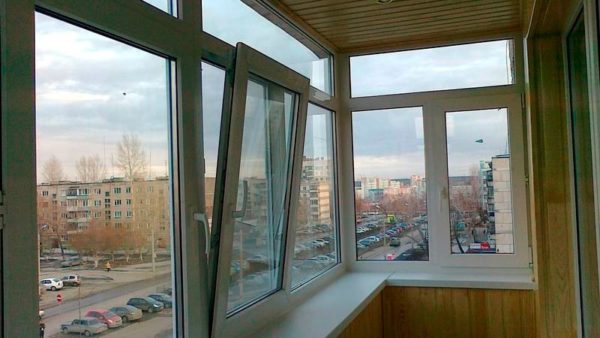 Если окна застеклены, то в нём можно размещать электротехнику