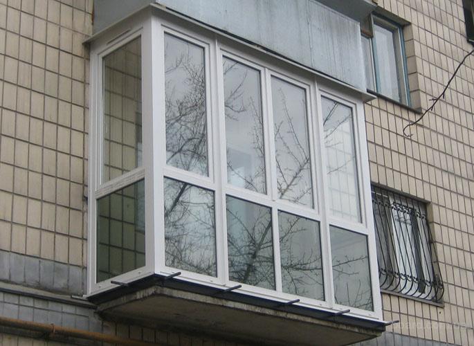 французский балкон под стеклом