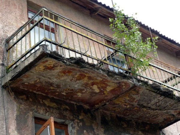 Иногда приходится работать именно с таким основанием. И это — только одна из проблем хрущевок!