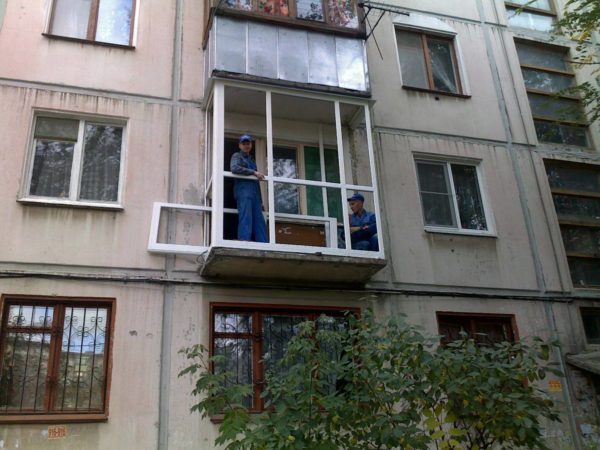 Инструкция сборки такого балкона допускает применение обычного стеклопакета в ПВХ профиле
