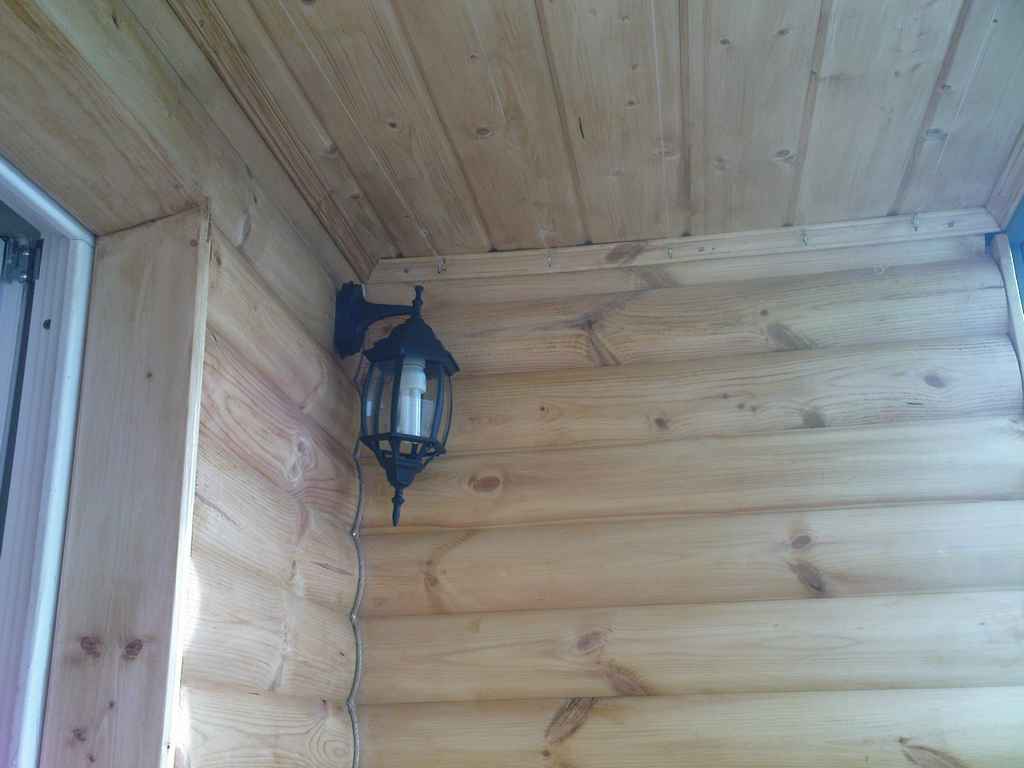 интерьер маленького балкона