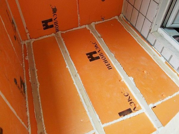 Монтажная пена позволяет за считанные минуты устранить все изъяны укладки материала