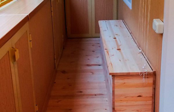 Можно использовать ящик как скамью и без мягкой подкладки, в этом случае поверхность нужно хорошо отшлифовать