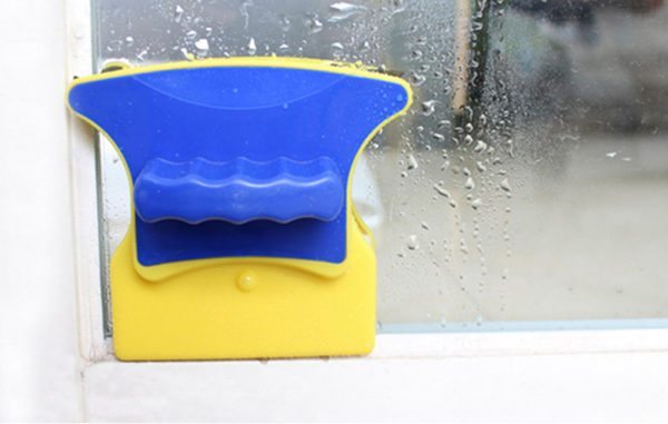На фото модель Glass Wiper, которая моет и одновременно полирует стекло