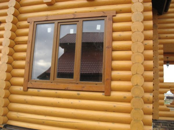 Наличники улучшают внешний вид дома и защищают стык рамы и стены от ветра и влаги