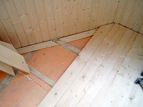 настил деревянного балконного пола, утепленного пеноплексом