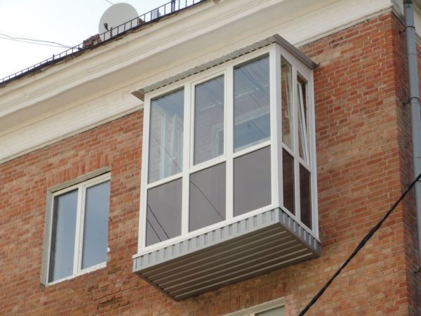 Необходимость монтажа крыши и установки остекления на боковые поверхности — еще два пункта, увеличивающих расходную часть бюджета