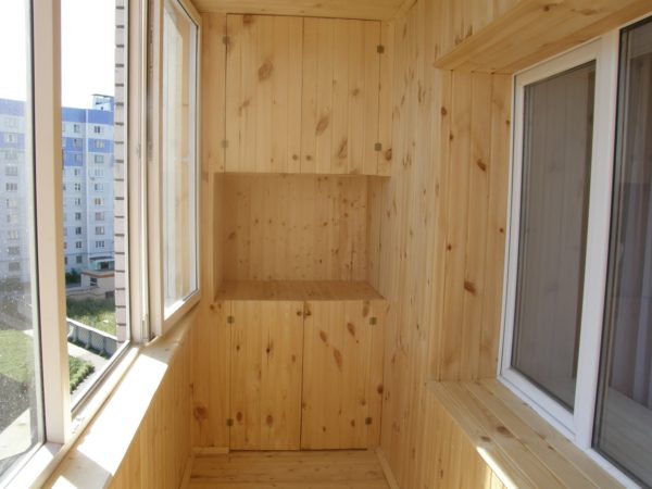 Отделанный вагонкой балкон