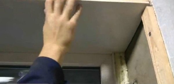 Откосы из специальных сендвич-панелей очень практичны, но стоимость данного материала очень высока и приводит к большим расходам