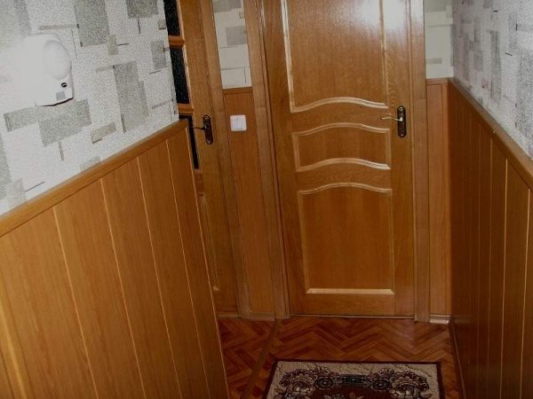 Панели часто приклеиваются при отделке половины стены