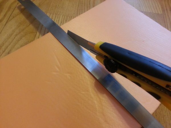 Плиты утеплителя можно резать обычным строительным ножом.