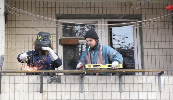 При монтаже выносов и усилении плит без сварки не обойтись