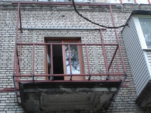 При установке дополнительного каркаса можно увеличить площадь балкона — главное, чтобы несущая способность позволяла
