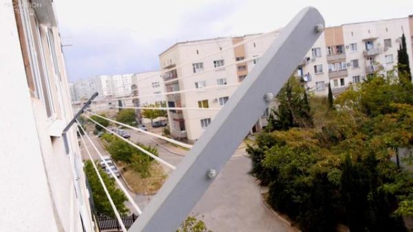 Приспособления наружного типа располагаются с внешней стороны балкона