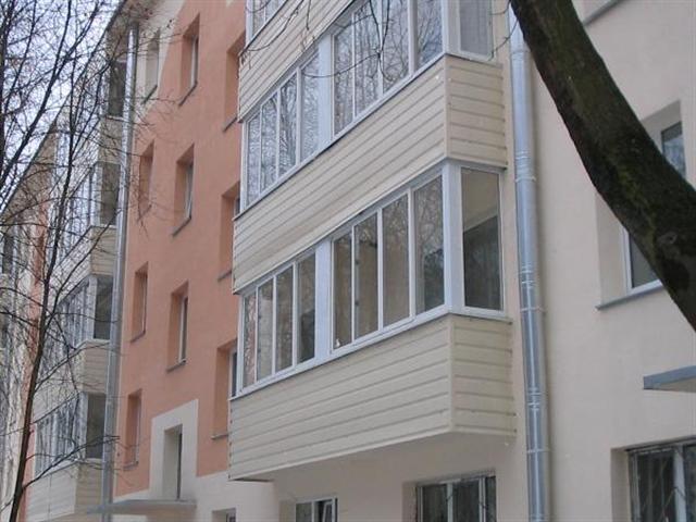 ряд балконов, облицованных сайдингом