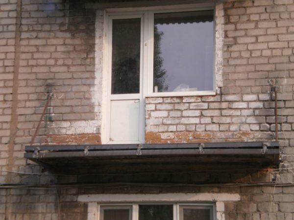 Старое ограждение было снято, на плиту установили стальную обвязку, добавили диагональные крепления