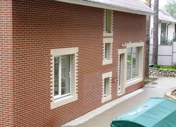 Термопанели могут достоверно имитировать кирпичную кладку и прочие варианты отделки