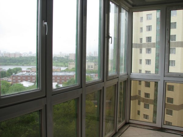 Тонировка нижних стеклопакетов, как на этом фото — устоявшееся решение для обеспечения приватности