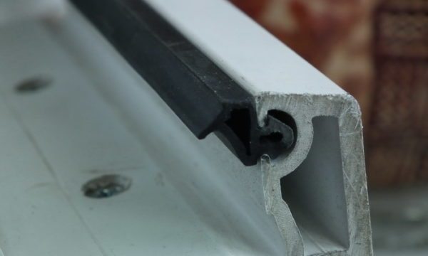 Уплотнитель вставляется в специальный пах в оконном профиле, поэтому его замена не вызовет затруднений