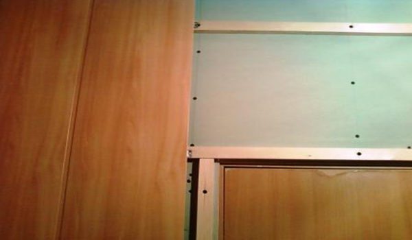 В местах проемов надо вырезать панель, чтобы не было лишних стыков