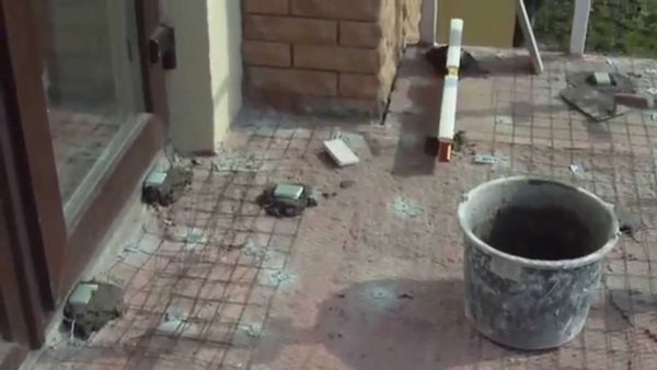 Важно очистить поверхность и положить на нее армирующую сетку