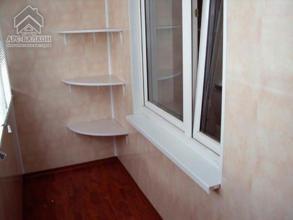 Закреплённые в углу полки на балконе своими руками позволяют выгодно задействовать угловую зону, которая очень часто и вовсе не используется